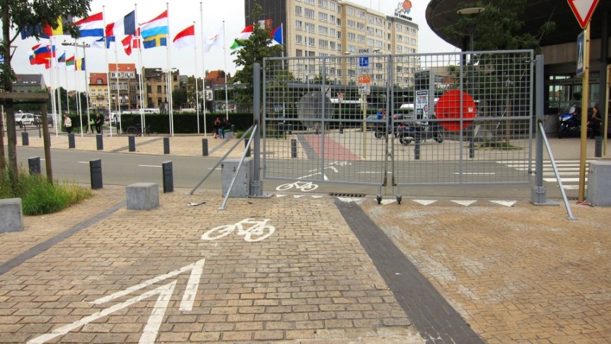 Belgian solution: blocked bike path